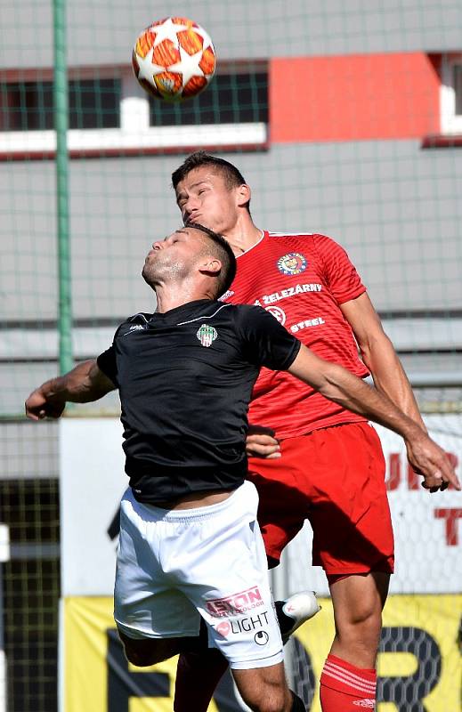 Druholigoví fotbalisté Třince (v červeném) porazili doma pražský Žižkov 4:2.