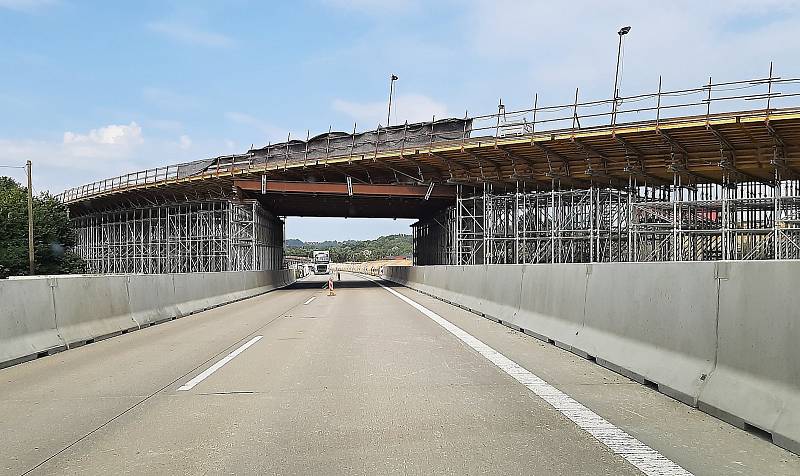 Stavba připojovací mimoúrovňové dálniční křižovatky u Třanovic je v plním proudu. Po dokončení v příštím roce tak bude čtyřproudovou komunikací propojen tah od Bystřice až k dálnici mezi Frýdkem-Místkem a Českým Těšínem.