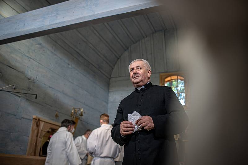 První bohoslužba v replice požárem zničeného dřevěného kostela Božího těla v Třinci-Gutech se konala v neděli 6. června 2021. Farář kostela Kazimierz Plachta.