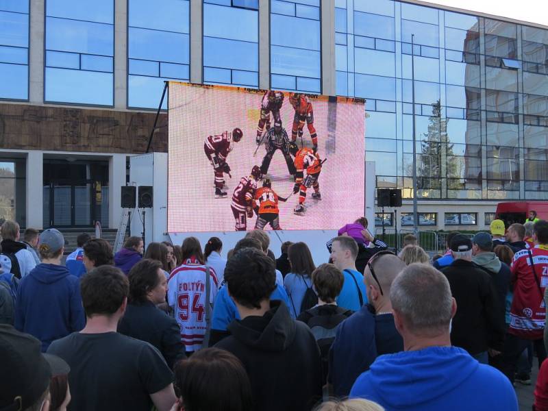 Třetí finálový zápas mezi Litvínovem a Třincem přilákal k velkoplošné obrazovce na třineckém náměstí Svobody mnoho stovek diváků. 