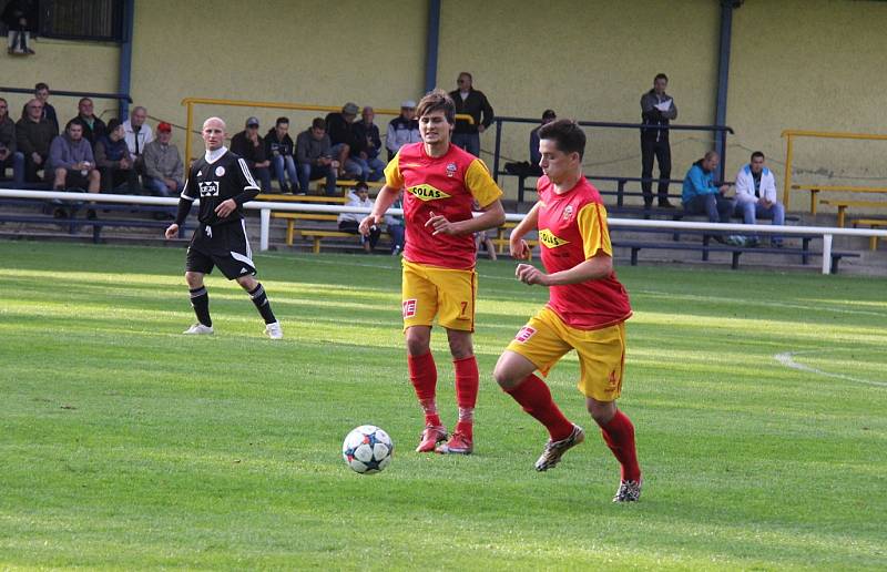 Divizní fotbalisté Frýdlantu (červeno-žluté dresy) si v domácím prostředí poradili s týmem z Valašska 2:1.