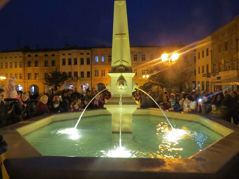 Slavnostně představená kašna píše novou místeckou historii.