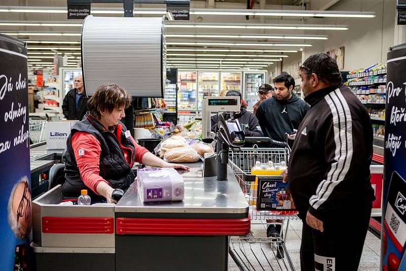 Situace v obchodech během celostátní karantény v Česku.
