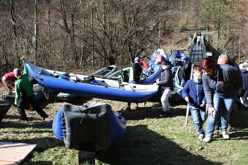 Několik stovek vodáků dorazilo v sobotu 30. března pod hráz vodní nádrže Šance, aby se zúčastnili březnového sjezdu řeky Ostravice.