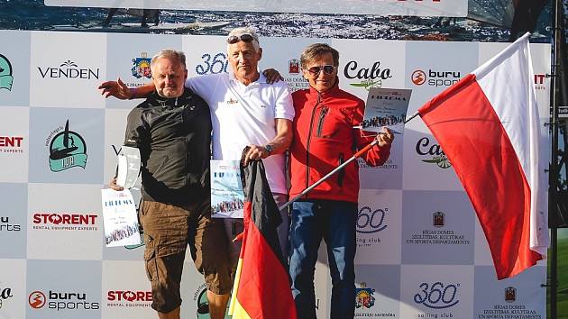 Palkovický windsurfista Luboš Mielec (zcela vlevo) si v lotyšské Rize vyjel ve velké konkurenci své kategorie krásné druhé místo. 