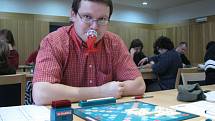 Dům dětí a mládeže Focus v Novém Jičíně ožil v sobotu 28. února turnaje ve hře scrabble. Na šedesát soutěžících změřilo své tvaroslovné schopnosti. Mezi soutěžícími byli i bývalí mistři světa a také Jaromír Nohavica.