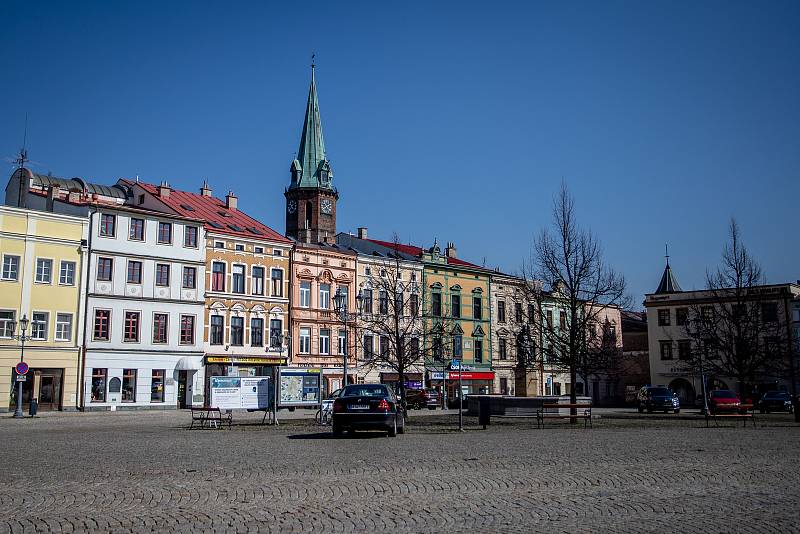 Frýdek-Místek v celostátní karanténě (Zámecké náměstí), 24. března 2020. Vláda ČR vyhlásila dne 15.3.2020 celostátní karanténu kvůli zamezení šíření novému koronavirové onemocnění (COVID-19).