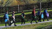Děti z lesní komunitní školy Hnízdo uklízely odpadky kolem Prašivé, Beskydy, květen 2022.