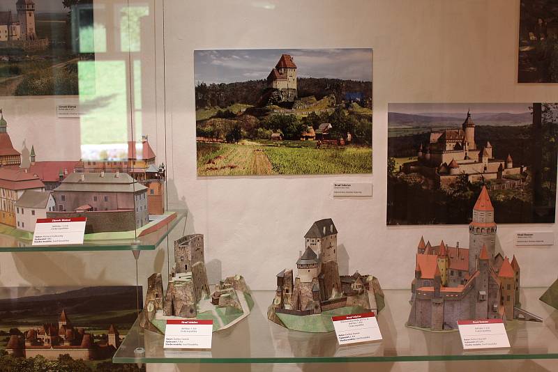 Expozice Země hradů se nachází v budově Turistického informačního centra.