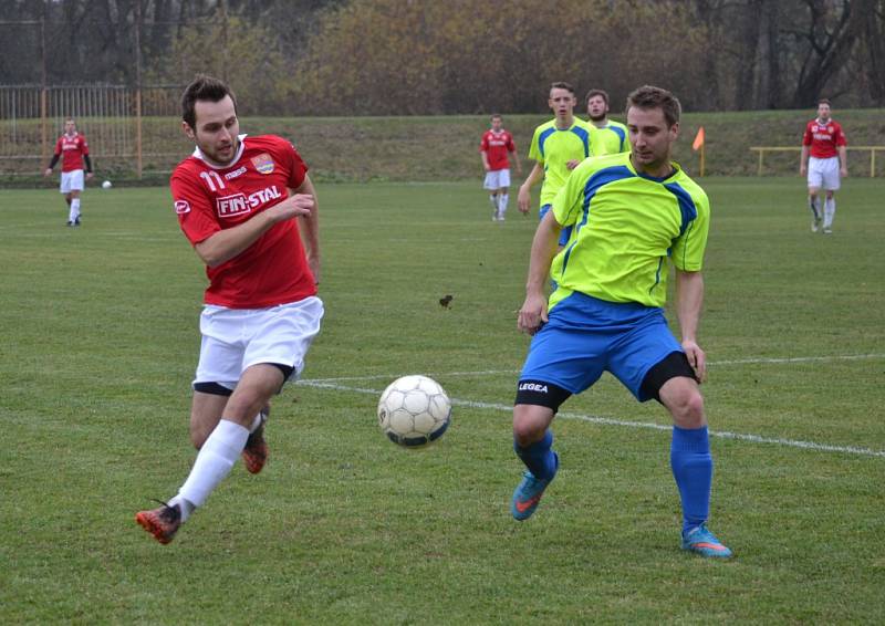 Fotbalisté Lučiny (červené dresy) v posledním podzimním zápase vyhráli na hřišti ČSAD Havířov 2:1. 