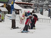 Snímek zachycuje lyžaře, kteří v neděli dorazili do Bílé.