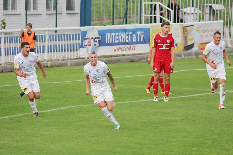 Frýdecko-místečtí fotbalisté (v bílém) byli v derby šťastnější, když díky Biolkovy hlavičky zvítězili nad Třincem 1:0.