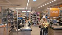 V Hnojníku, kde otevřeli nově rekonstruované nákupní středisko COOP, zrušilo spotřební družstvo druhou prodejnu, 6. 10. 2022