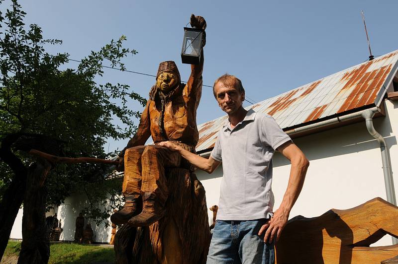 Umělecký řezbář Luděk Vančura, který provozuje Ráj dřevěných soch v Ostravici.