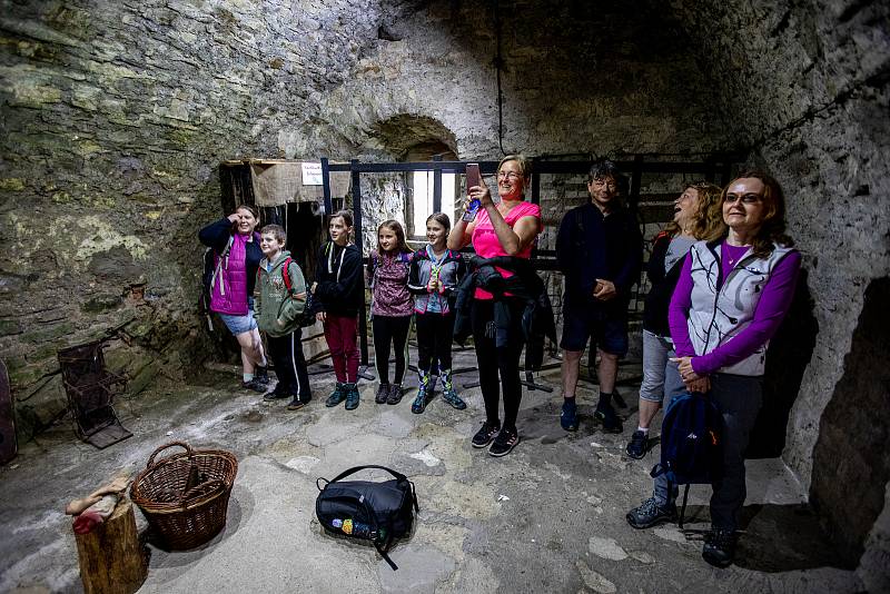 Pěkné počasí přilákalo do obory a na hrad Hukvaldy mnoho návštěvníků. Samotný hrad a jeho okolí využili i filmaři, kteří zde natáčeli historický film, 15. května 2021 Hukvaldy.