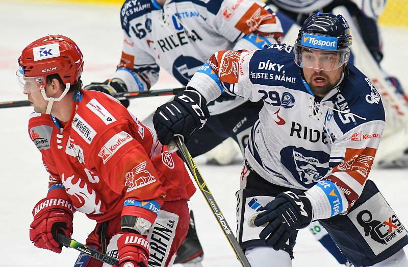 Petr Vrána z Třince a Lukáš Krenželok z Vítkovic - 29. kolo Tipsport Extraligy HC VÍTKOVICE RIDERA - HC Oceláři Třinec, 26. prosince 2020 v Ostravě.