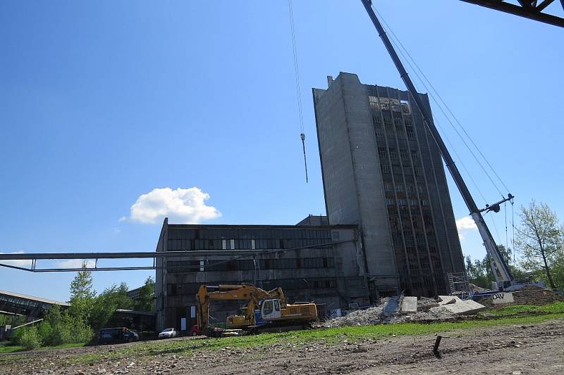 V Paskově jde pomalu k zemi těžební věž. S demolicí dělníci začali v loňském roce, scenérie objektu bude o prázdninách už jen minulostí.