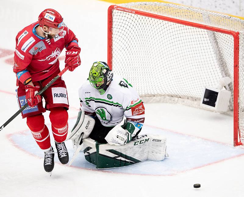 Semifinále play off hokejové Tipsport extraligy - 5. zápas: HC Oceláři Třinec - BK Mladá Boleslav, 11. dubna 2021 v Třinci. (Zleva) Tomáš Marcinko z Třince a brankář Mladé Boleslavi Jan Růžička.