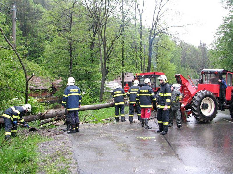 Následky povodní odklízeli i dobrovolní hasiči v Kozlovicích poblíž areálu Na mlýně.