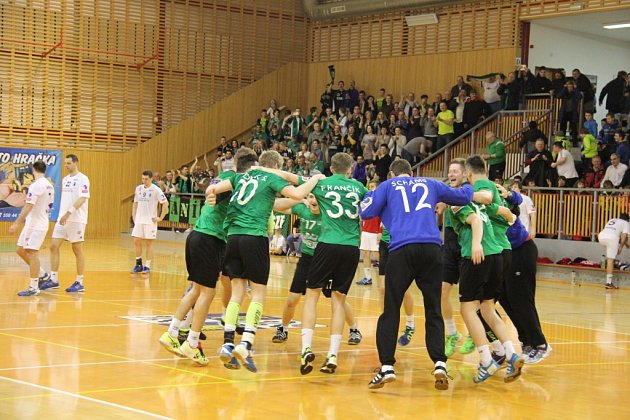 Házenkáři Karviné (zelené dresy) zvítězili v semifinále Českého poháru nad Frýdkem-Místkem rozdílem devíti branek. 