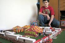 Čtrnáctiletý Petr Gongol z Dobré pracuje na modelu cirkusu Humberto.