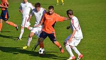 Fotbalisté Nýdku (bílé dresy) na domácím hřišti porazili těsným rozdílem celek Lučiny 1:0. 