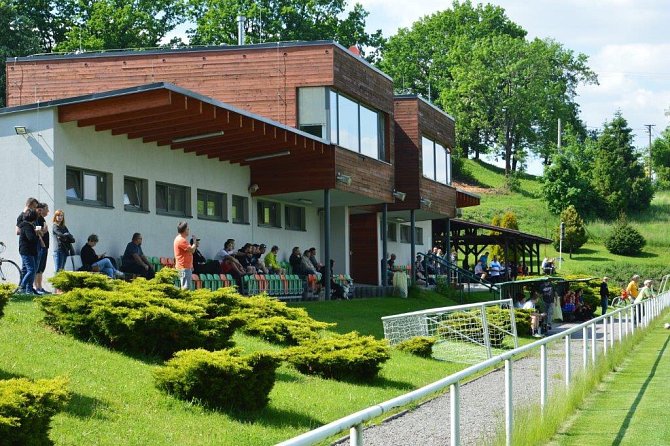 Fotbalový areál ve Staříči nabízí pro fanoušky komfortní zázemí.