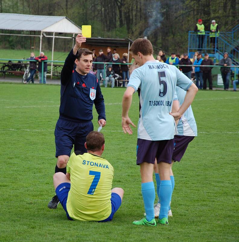 Fotbalisté Dobré (v modrých dresech) své těsné vedení nakonec neudrželi. Soupeř totiž srovnal v poslední minutě na 1:1.