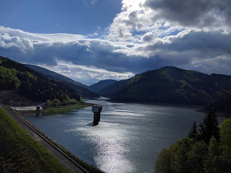 Již několik let mohou turisté v podhůří Lysé hory a Smrku narazit na symbol barevné hlavy medvídka. Jsou jím značeny stezky Po medvědích tlapkách, které vedou po loukách, lesích a vesnicemi v oblasti Ostravice, Malenovic, Čeladné a Nové Vsi.