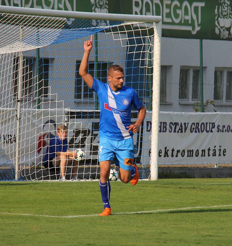 Třetiligoví fotbalisté Frýdku-Místku (v modrém) si díky zlepšenému výkonu po změně stran připsali do tabulky další tři body. Ve Stovkách zdolali nováčka MSFL z Vrchoviny 4:1.