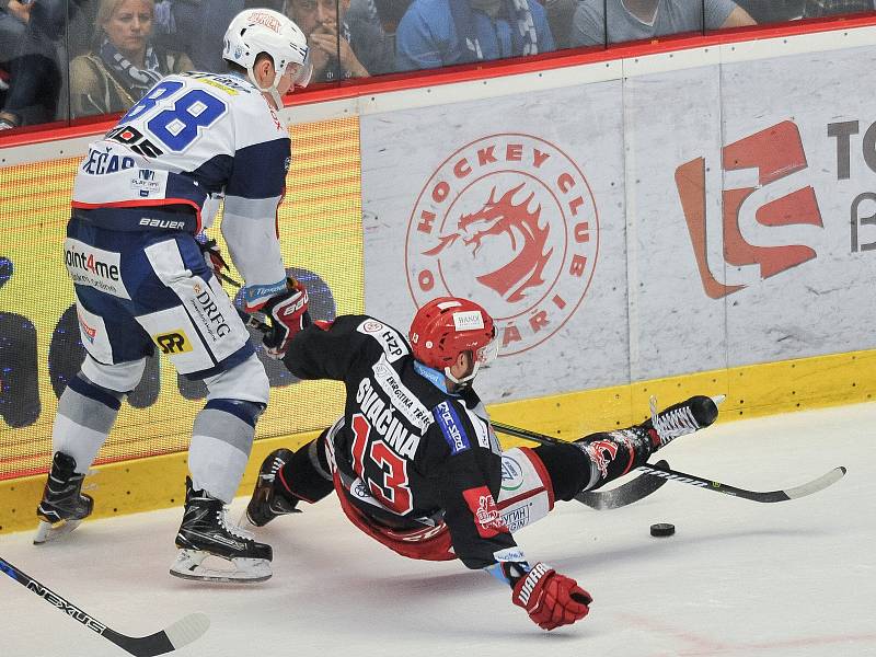 Finále play off hokejové extraligy - 2. zápas: HC Oceláři Třinec vs. HC Kometa Brno, 15. dubna 2018 v Třinci. (vlevo) Nečas Martin a Svačina Vladimír.