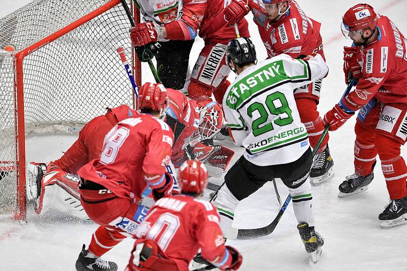 Semifinále play off hokejové Tipsport extraligy - 7. zápas: HC Oceláři Třinec - BK Mladá Boleslav, 15. dubna 2021 v Třinci. (střed) brankář Třince Ondřej Kacetl a David Šťastný z Mladé Boleslavi.