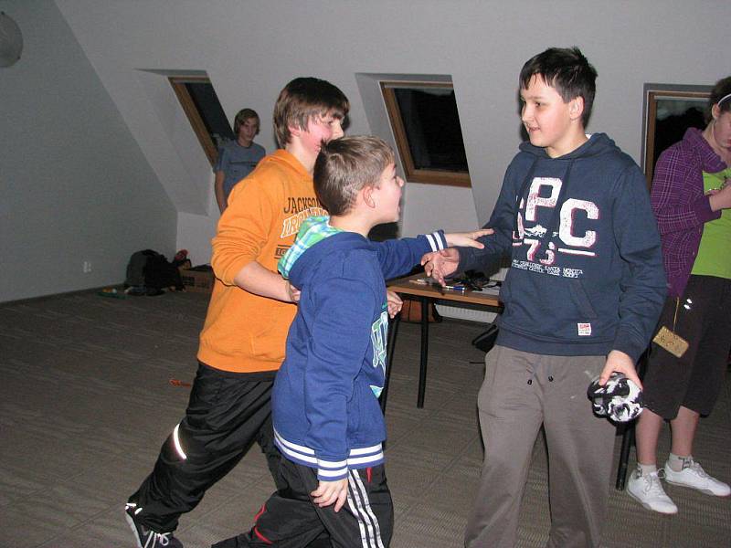 V horském hotelu KAM v Malenovicích se v pátek 20. ledna uskutečnila akční hra, při které děti bojovaly proti mutantům.