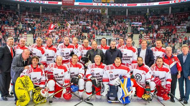 Utkání legend v Třinci. Domácí (v bílém) vyhráli nad Vsetínem 8:4.