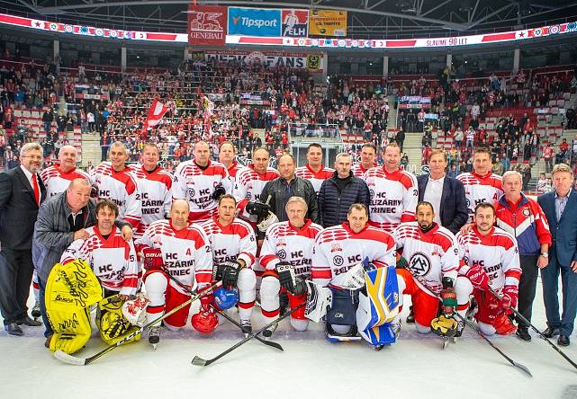 Utkání legend v Třinci. Domácí (v bílém) vyhráli nad Vsetínem 8:4.