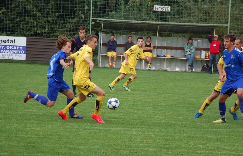 Fotbalisté Dobratic (v modrém) nakonec svého soupeře z Lutyně přestříleli 4:3. 