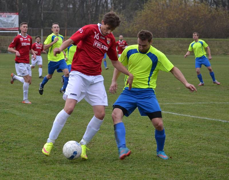 Fotbalisté Lučiny (červené dresy) v posledním podzimním zápase vyhráli na hřišti ČSAD Havířov 2:1. 