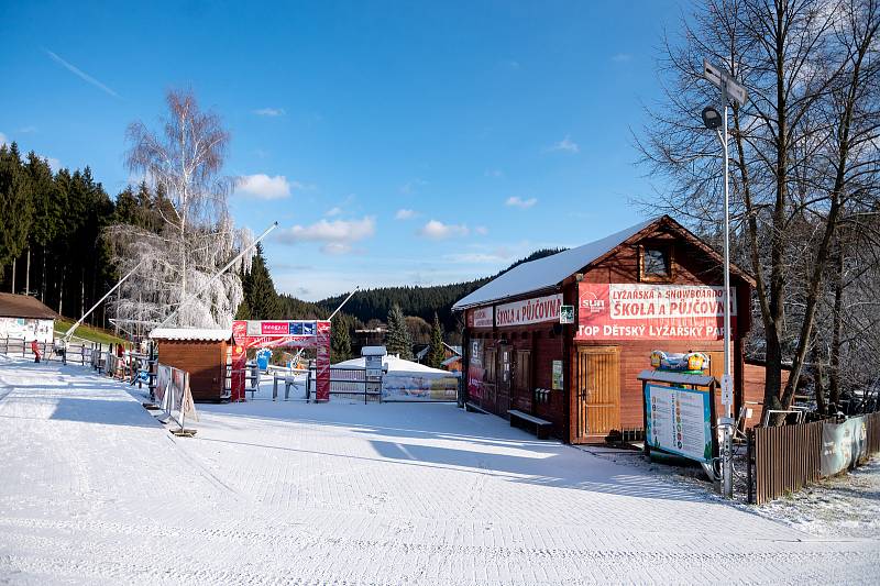 Ski areál Bílá a Hotel Bauer. 4. prosince 2021.