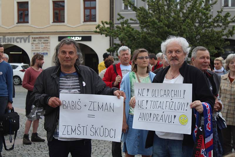 Demonstrace za nezávislou justici a proti vládě ve Frýdku-Místku, 28. května 2019.