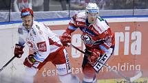 Hokejové utkání Tipsport extraligy v ledním hokeji mezi HC Dynamo Pardubice (červenobílém) a HC Oceláři Třinec (v bíločerveném).