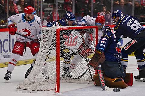 Hokejisté Třince vyhráli úvodní čtvrtfinále play-off extraligy nad Českými Budějovicemi 2:0.