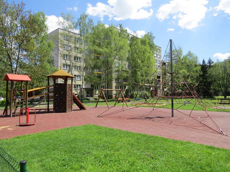 Dětské hřiště na ulici M. Majerové se stalo v posledních pár dnech častým terčem vandalů. Z tohoto důvodu bylo podáno trestní oznámení na neznámého pachatele.
