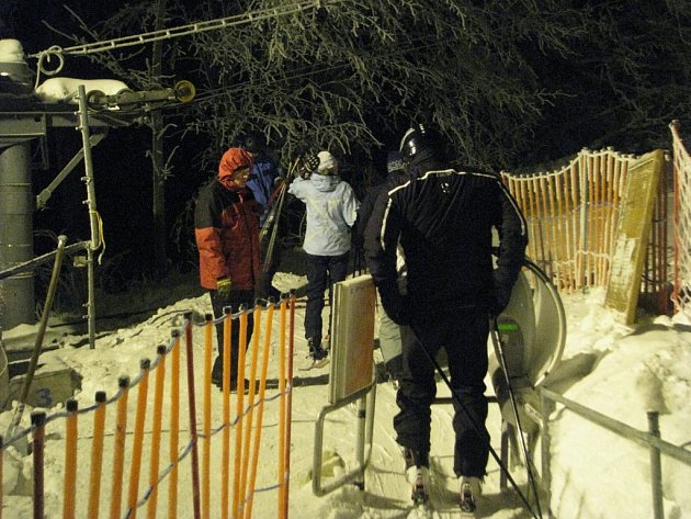 Ski areál v Malenovicích nabídl během víkendu i večerní lyžování.