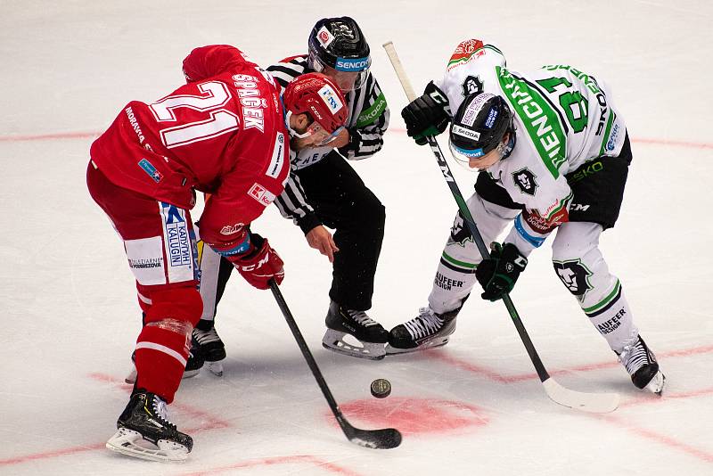 Utkání 2. kola semifinále play-off Generali České pojišťovny mezi HC Oceláři Třinec a BK Mladá Boleslav. 4. dubna 2021 v Třinci. Zleva Michael Špaček, David Cienciala.