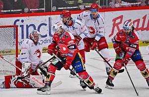 Hokejisté Třince (v bílém) ve čtvrtém finále play off extraligy proti Pardubicím.