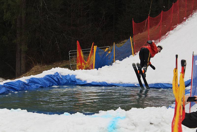 Přejezd přes bazén ve ski areálu Bílá.