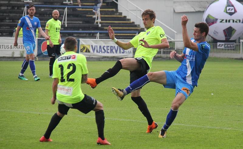 Fotbalisté Frýdku-Místku (v modrém) remizovali v domácím prostředí s Vítkovicemi 2:2.