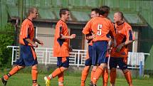 Fotbalisté Lučiny (oranžové dresy) na domácím trávníku porazili Petrovice 2:1.