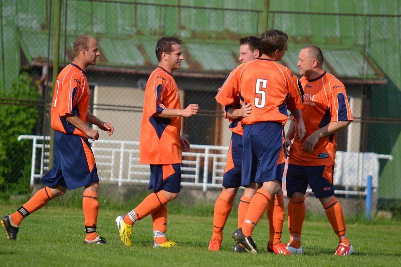 Fotbalisté Lučiny (oranžové dresy) na domácím trávníku porazili Petrovice 2:1.