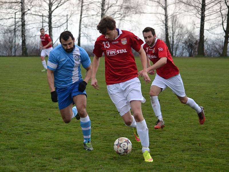 Na hřišti posledního Žukova fotbalisté Lučiny (v červeném) totálně zklamali, když s domácím týmem prohráli 3:5. 